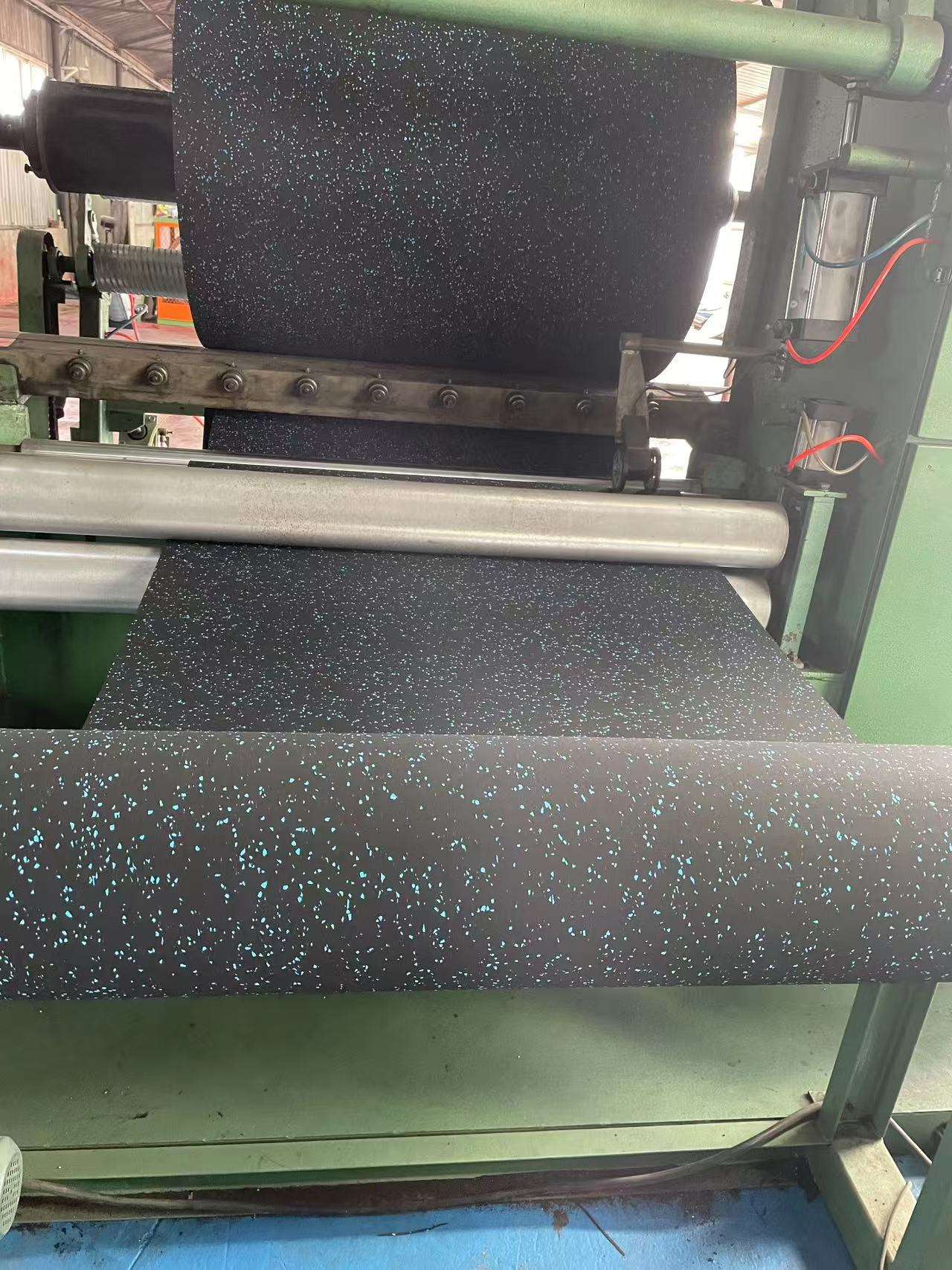 Rubber Mat Rolls Easy Cleaning EPDM Granules 3-12mm Customized Thickness Gym Floor